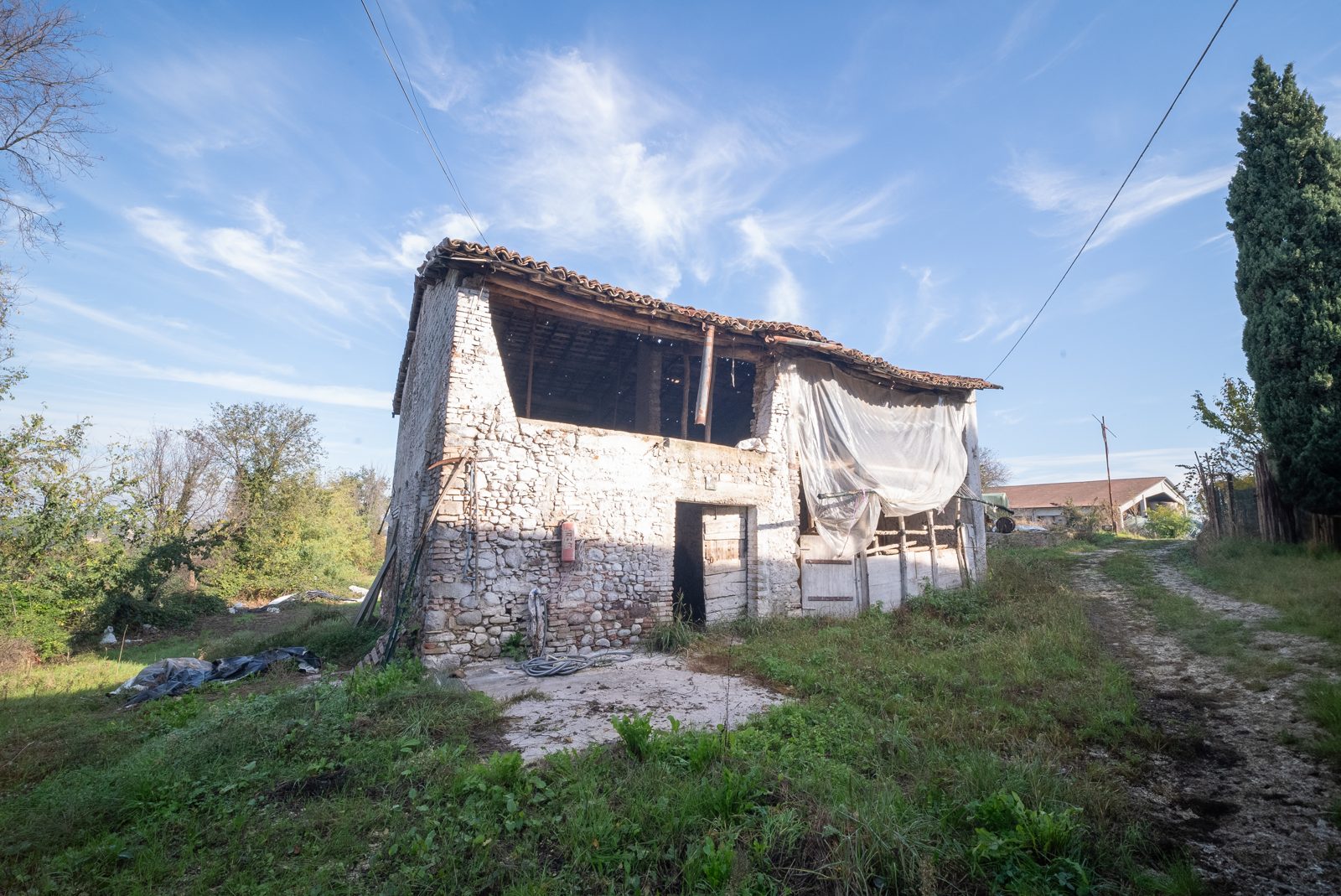 Rustico mit Scheune zur Sanierung in Castellaro Lagusello