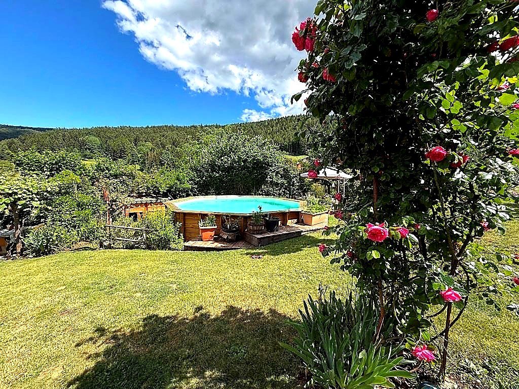 Villa in Amblar Don – Pool und Garten
